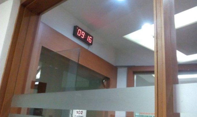 aika produsen jam digital otomatis sinkron untuk pabrik , sekolah , kampus , bandara , kantor